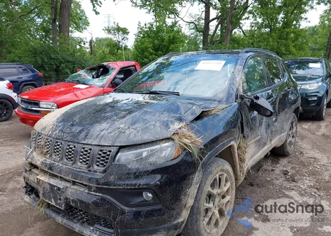 2025 Jeep Compass Latitude 4X4 z USA, uszkodzony, nr VIN 3C4NJDBN4ST553209